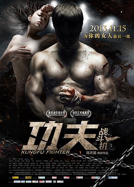 《公公和儿媳》剧照：周德望独自坐在沙发一角